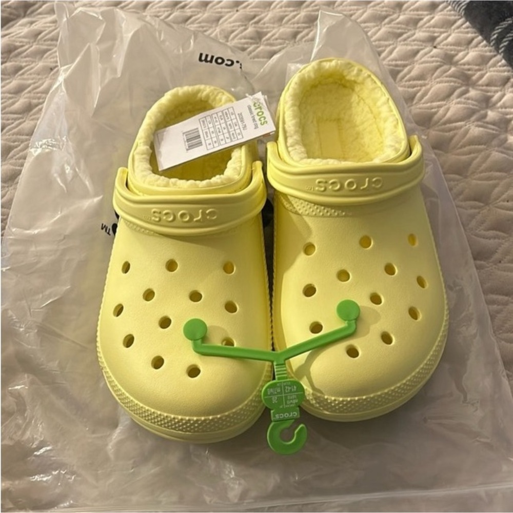 Brand new lined yellow crocs size 8 in men’s